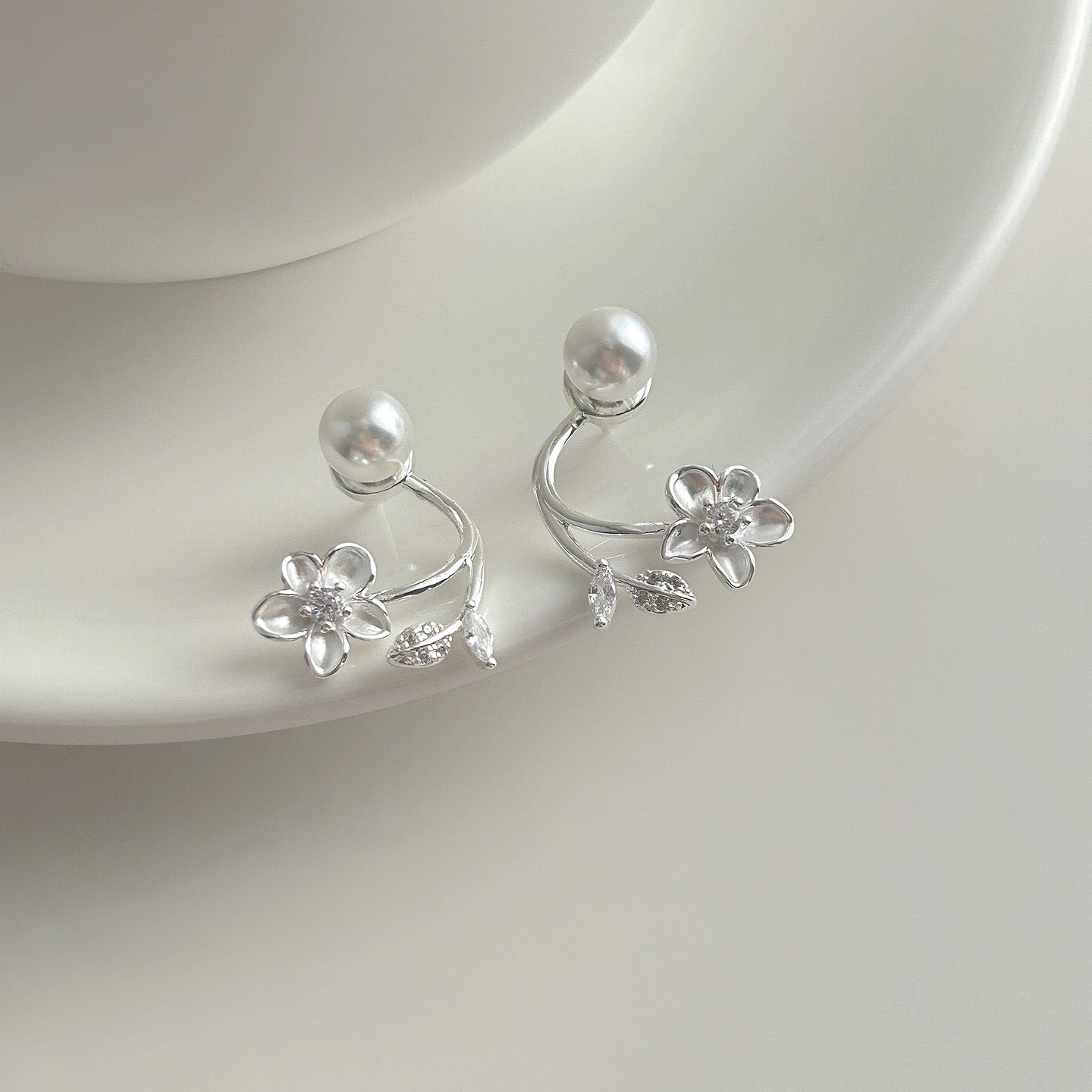 🎀Ätherische Blütenohrringe: Ohrringe aus Sterlingsilber mit Blume und Perle für Damen