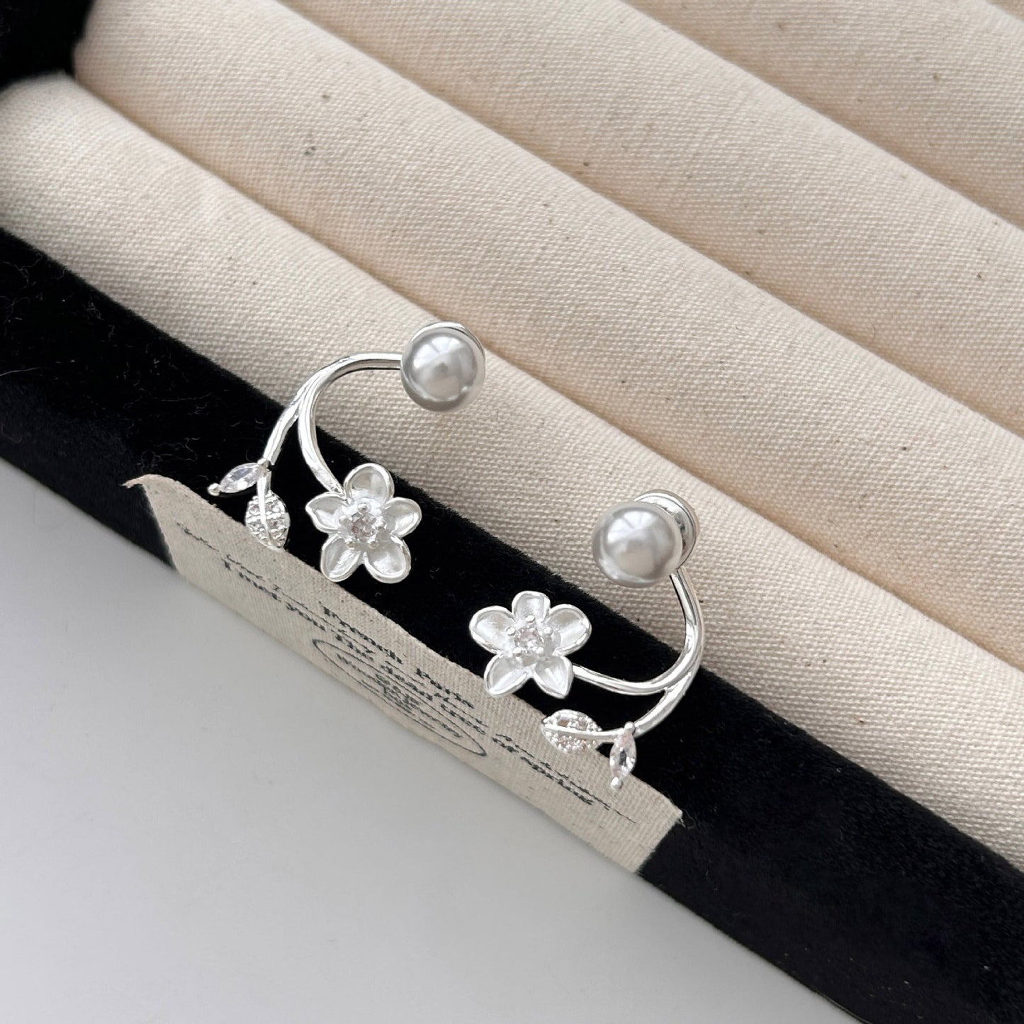 🎀Ätherische Blütenohrringe: Ohrringe aus Sterlingsilber mit Blume und Perle für Damen
